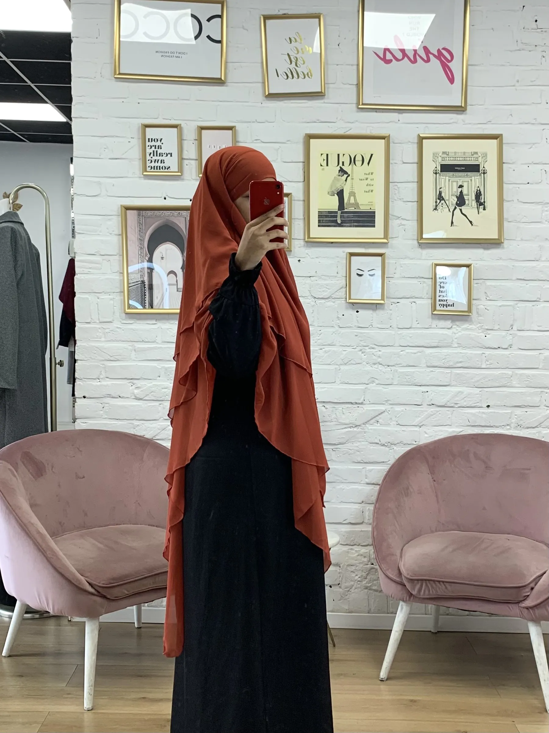Photographie de la modèle portant le produit Khimar 3 voiles couleur orange de la boutique EL JAWARIYA