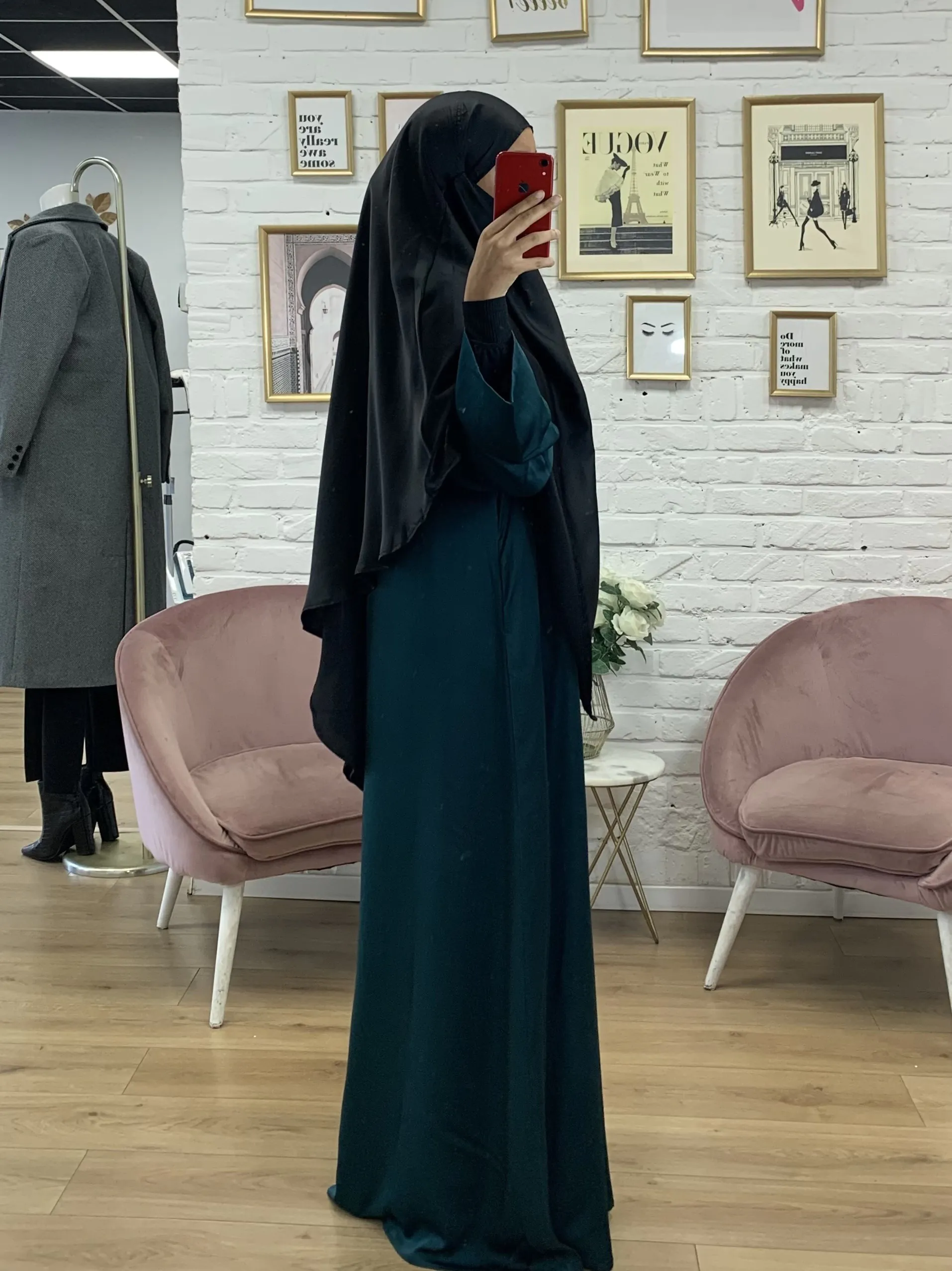 Photographie de la modèle portant le produit Khimar Satin de couleur Noir de la boutique EL JAWARIYA