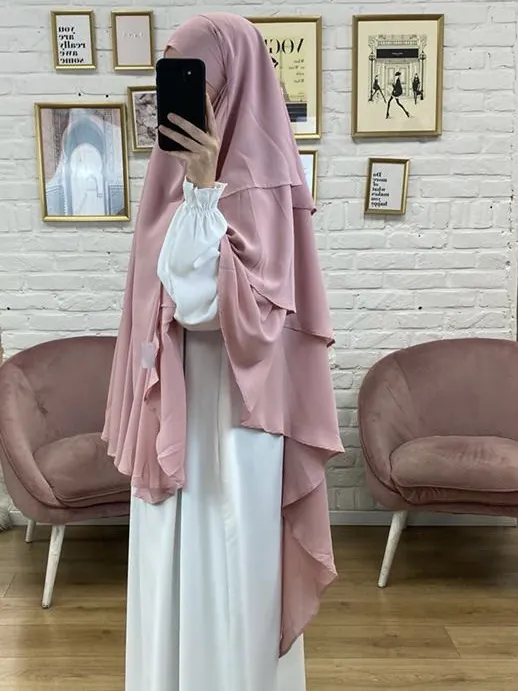 Photographie de la modèle portant le produit Khimar 3 voiles couleur rose de la boutique EL JAWARIYA
