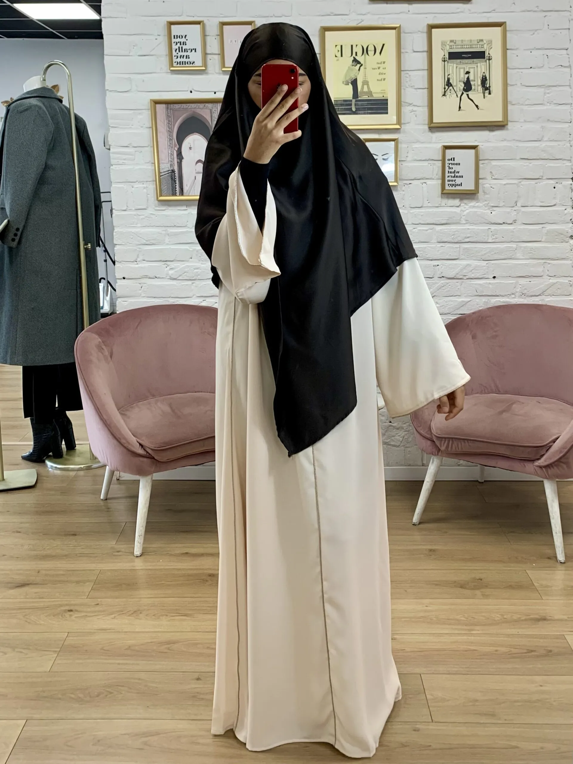 Photographie de la modèle portant le produit Khimar Satin de couleur noir de la boutique EL JAWARIYA