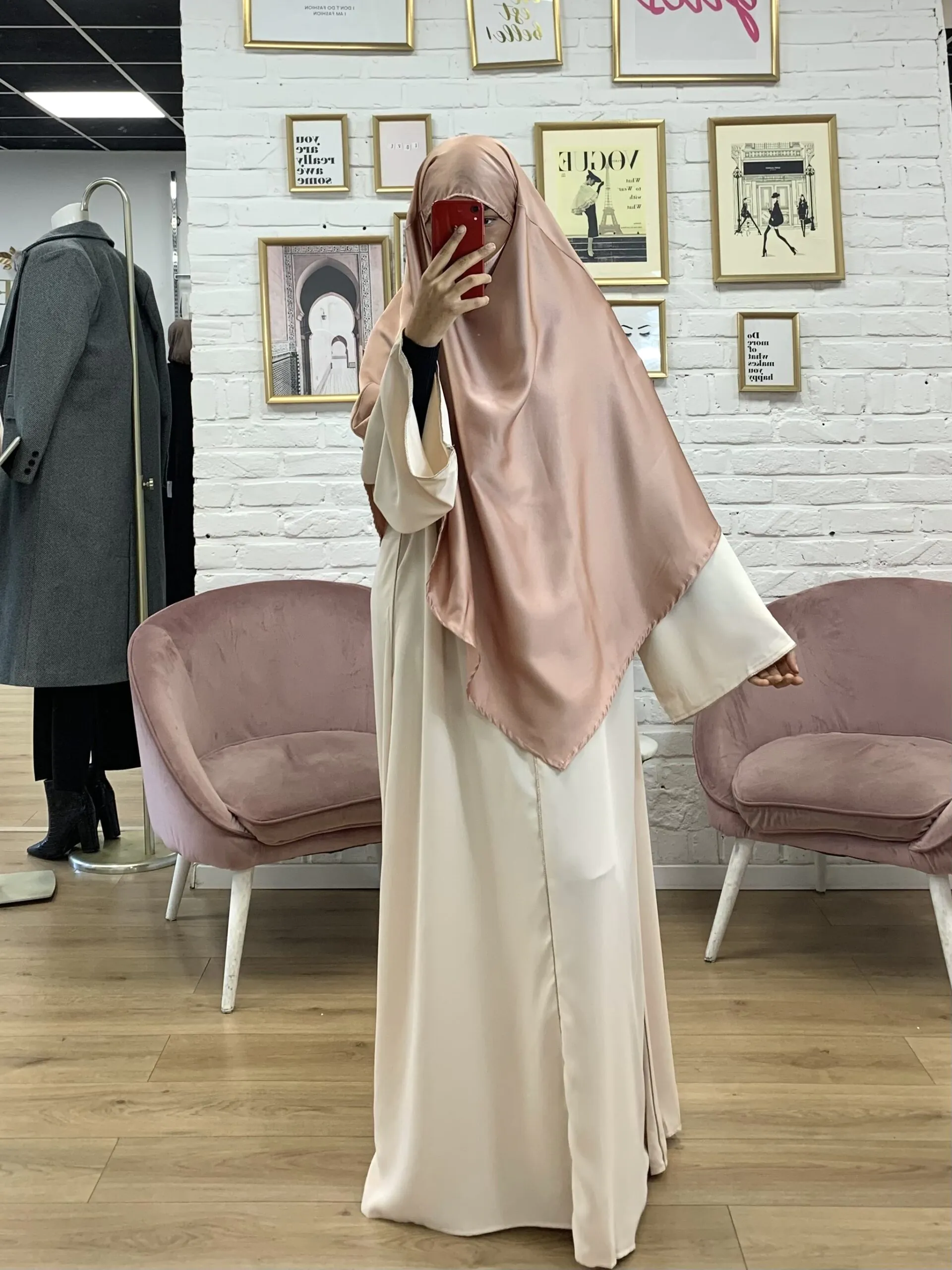 Photographie de la modèle portant le produit Khimar Satin de couleur Rose de la boutique EL JAWARIYA
